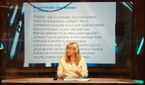 Ohjelman juontaja takanaan teksti, joka alkaa: Pitääkö olla huolissaan, kun therianeita tulee lähikaupassa vastaan?